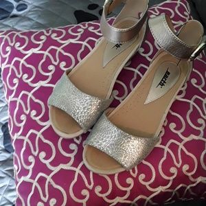 NEVER WORN Earth origins champagne sandal